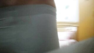 【麻花免费视频】绿帽老公的骚媳妇让别人3P，自己在旁边观战指导！