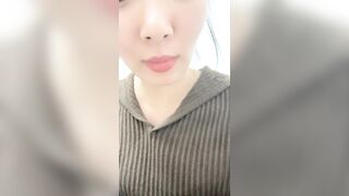 【麻花免费视频】美女厂妹上班偷偷直播，刷礼物就给你看逼