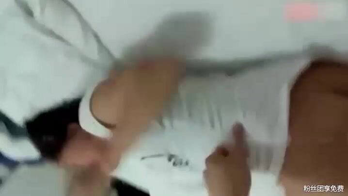 【麻花免费视频】去学妹家里玩不让拍，男生强制插入，操爽了随便拍了