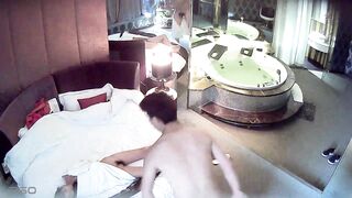 【麻花免费视频】情趣酒店豪华套房水滴摄像头监控偷拍，貌似很饥渴的一对
