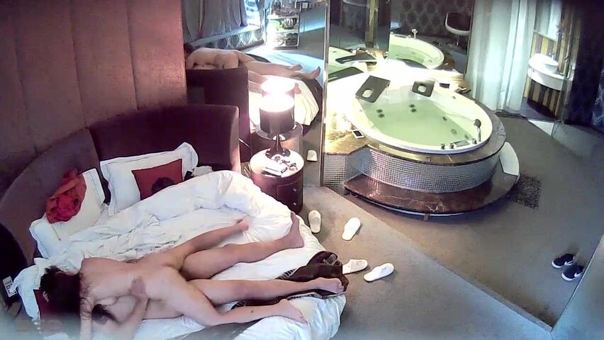 【麻花免费视频】情趣酒店豪华套房水滴摄像头监控偷拍，貌似很饥渴的一对