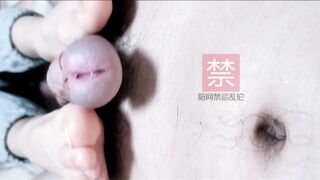 【麻花免费视频】最新国产精品廉租癖兽父猥亵女儿，让刚满16岁的女儿给足交射精