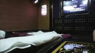 【麻花免费视频】重金忽悠足浴店老板娘，极品大长腿，趁高潮太爽了估计没拔出来内射了