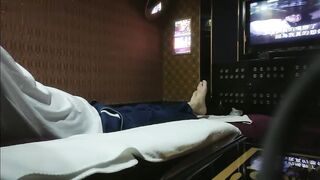 【麻花免费视频】重金忽悠足浴店老板娘，极品大长腿，趁高潮太爽了估计没拔出来内射了