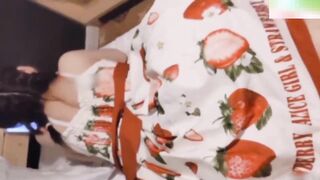 【麻花免费视频】可爱高中女儿在写作业，忍不住强行插进嫩穴爆操，射了很多，操完很内疚，不过确实爽哈哈