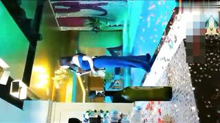 【麻花免费视频】高挑靓女塞着跳弹现场主持婚礼，内裤都湿透了，紧张又刺激，内裤湿透沾满了粘液