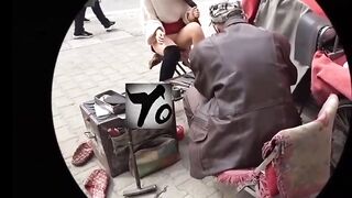 【麻花免费视频】【极限勾引】小姐姐闹市街区修鞋，唠嗑露出鲍鱼勾引修鞋大爷