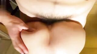 【麻花免费视频】和禁欲很久的少妇偷情！接她爸电话过程中还在插，因太紧张小便失禁！