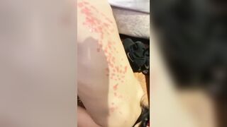 【麻花免费视频】大一双马尾学生妹超级反差，爸爸的小母狗被狠狠调教喝尿