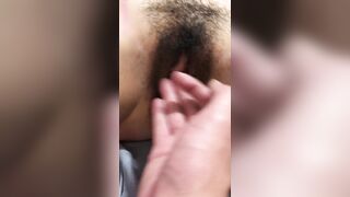 【麻花免费视频】公司团建前台妹子喝多了被我带回家操一半醒了，估计她也是被操舒服了装睡的