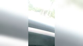 【麻花免费视频】窗外人来人往，车内无套内射骚逼，刺激