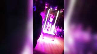 【麻花免费视频】舞厅内抠逼摸屌摩擦穿着清凉的美女好多