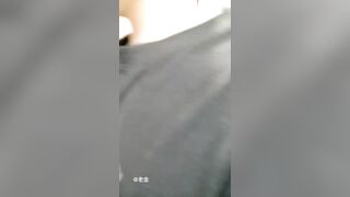 【麻花免费视频】趁老爸不在家性侵在睡觉的妈妈，强插了妈妈的老逼，母子对白极其淫荡