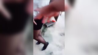 【麻花免费视频】【勾搭拖拉机司机大哥】黑丝少妇勾搭拖打击大哥，农活闲时竟然还有这好事送上门