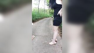 【麻花免费视频】【户外小树林】勾搭眼睛小伙，极品白嫩桃子奶无套内射