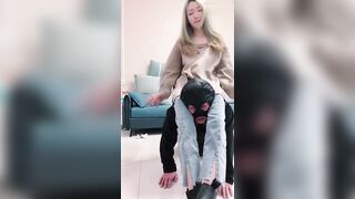 【麻花免费视频】【最新流出】大学校花和她的舔狗，让女同学一起脱掉袜子享受【男奴舔脚】