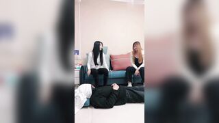 【麻花免费视频】【最新流出】大学校花和她的舔狗，让女同学一起脱掉袜子享受【男奴舔脚】