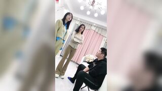 【麻花免费视频】【超美双胞胎和男同事的误会】前一秒气势汹汹，后一秒舔脚丫子
