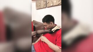 【麻花免费视频】【重磅推荐】乘务员女S调教男奴，舔黑丝不过瘾，非要吃唾液舔臭袜子