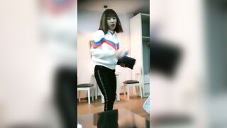 【麻花免费视频】叫来漂亮老相好在家啪啪，骚操作抱着冲刺，操完两人喝喝小酒，我们很会享受吧？