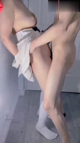 【麻花免费视频】被醉酒表姐给强上了，表姐醉酒失禁尿裤子了