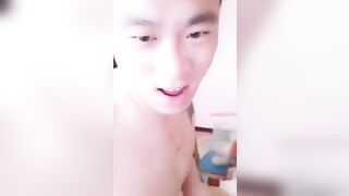 专操美女主播的帅小伙这次搞了个肤白胸大毛少的美女,边操边给她拉粉丝