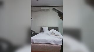 《探秘金三角》广东光头哥的大屌兄弟夜扫淫窝50万盾包夜零零后嫩妹一次就把人干哭了不让干执意要走人