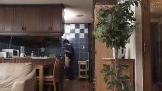 GDHH-182 叔母とその娘（従妹）がボクのチ●コ奪い合い親子丼3P_ (3)