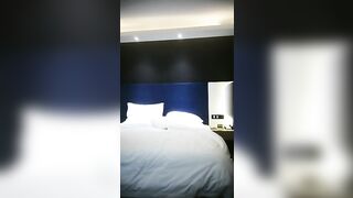 猥瑣大屌哥星級酒店找了個顏值不錯苗條小姐姐直播啪啪 穿著黑絲挑逗口交後入騎乘幹得直叫求饒 服務絕對到位 對白清晰