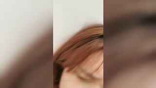 高颜值短发萌妹子KIKI卫生间自慰手指扣逼跳蛋震动大量喷水近距离特写非常诱人