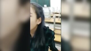 网爆门事件推特社交流出没戴胸罩的学妹和男朋友在教室啪啪对白很有内涵