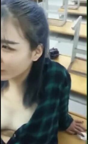 网爆门事件推特社交流出没戴胸罩的学妹和男朋友在教室啪啪对白很有内涵