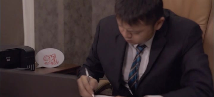 【新年贺岁档】91国产痴汉系列经理看片痴狂，在办公室强行后入员工720P高清版
