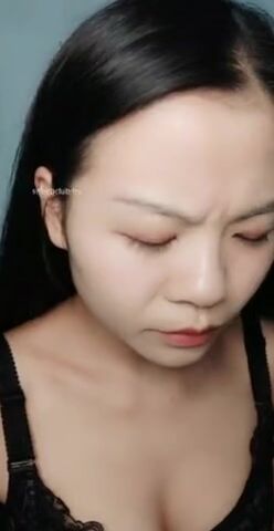 真实的勾引美团外卖，有订单，手机，制服等为证，少妇身材很好脱光骚浪诱惑小哥，太紧张还硬不起来