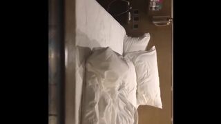 夜跑约操穿AJ篮球鞋的时尚美骚妇 太饥渴穿着鞋扒下裤子直接插入 淫荡浪叫“使劲操我”干出白浆 高清1080P版