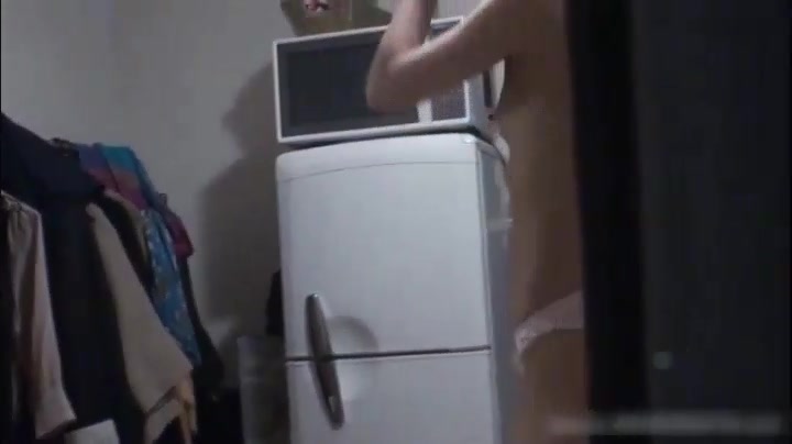 两个小偷上门偷东西还把美女强上了，爽的美女嗷嗷叫，这种美女干的真爽