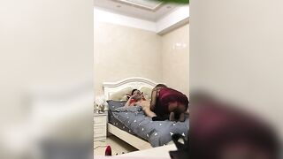 伪娘装扮成女人在家接客