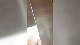 坑爹女主播潜入浴场更衣室洗浴间偷拍今天选的时间段还不错有不少年轻妹子