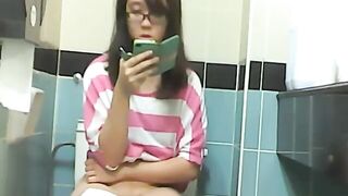 某技校高级坐厕正面前拍眼镜妹子居多现在的人都喜欢厕所玩手机