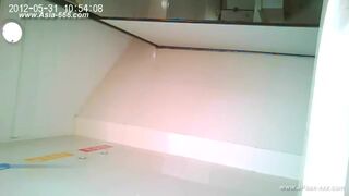 卫生间偷拍个个BB都是高清特写 尿好干净 居然可以看见阴道 她的逼到底是多大