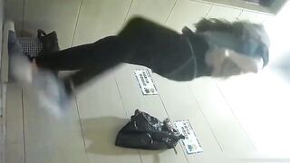 坐盗市最新流出商场全景女厕偷拍其中两个黑丝妹子很有撸点