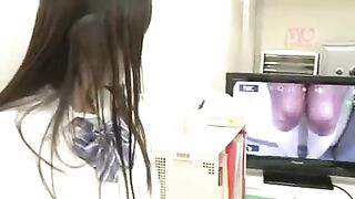 假期出来打工的高中小萝莉 被店里的中年大叔老板强行捅破花蕾