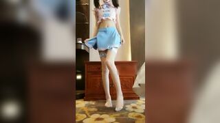 火爆网红美女软萌萝莉小仙之SS猫耳白网袜 丁裤小炮机振动嗨上天 流出好多白浆 喷水到桌上