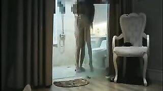 约啪高挑大长腿连体黑丝大高跟外围女模各种体位抱起来肏浴室干到地板很生猛