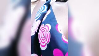 晨起公园锻炼搭讪性感连衣裙美女到路边小道打野战,路上人来人往女说：有人要来了,快射吗,停不下来就使劲操我!