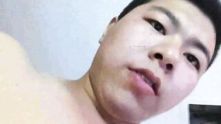 文艺清纯范大三美女被猥琐胖男花言巧语追到手后带到宾馆激情啪啪自拍,各种姿势猛干,身材性感奶子粉嫩!