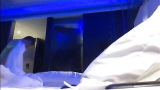 屌哥1200元约啪酒吧认识的性感DJ女,美女还在洗手时就迫不及待上前掀开短裙插她,一直干到床上一件件扒光衣服!