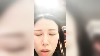 颜值不错美少妇腿上绑振动棒户外诱惑 开裆丝袜边吃饭震动再到厕所自慰