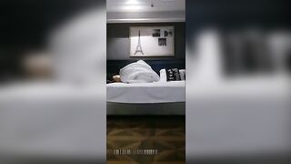 约啪偷拍-微信约啪酒店附近大学出来兼职援交的性感美女上门啪啪,还有点害羞,扭扭咧咧的,提强猛干,干的高潮不断!