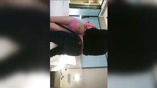 老哥探花約啪顔值不錯粉衣妹子